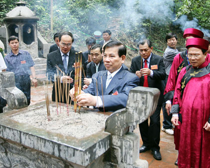Chủ tịch nước Nguyễn Minh Triết thắp hương tưởng niệm các Vua Hùng tại đền Giếng.